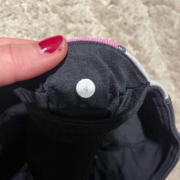 Lululemon reversible shorts size 4 - Picture 5 of 5